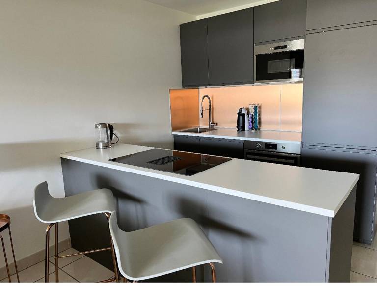 Luxurious two bedroom garden apartment with stunning Cannes Marina views — photo 3