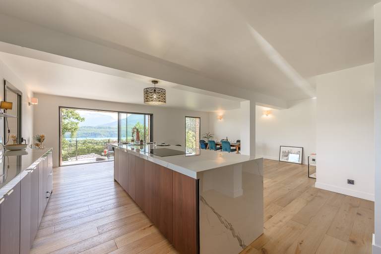 Children-friendly villa with barbeque, yard & terrace | Lake view | Pets allowed — photo 3