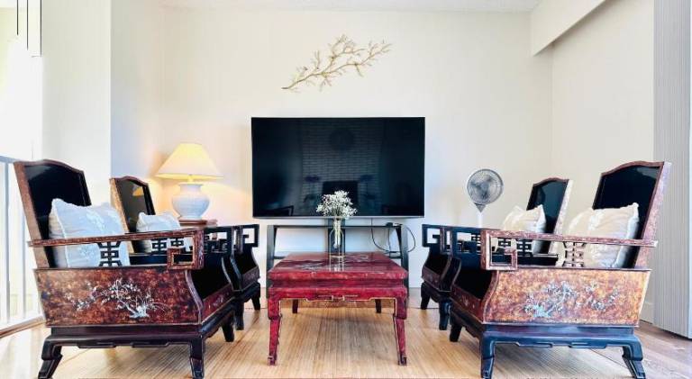 4BR 2BA Downtown-View Cozy House with Parking, Pet-Free — photo 4