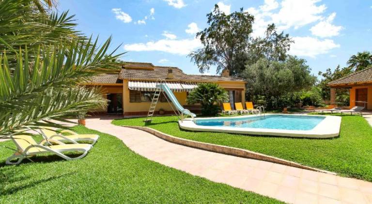 Vacation home with yard, private pool & patio in Denia