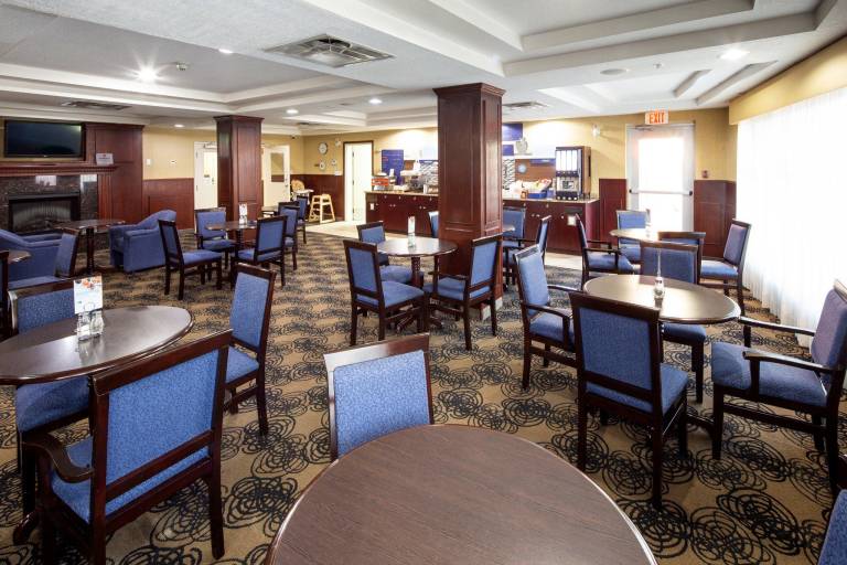 Holiday Inn Express Hotel & Suites Edson By IHG — photo 4