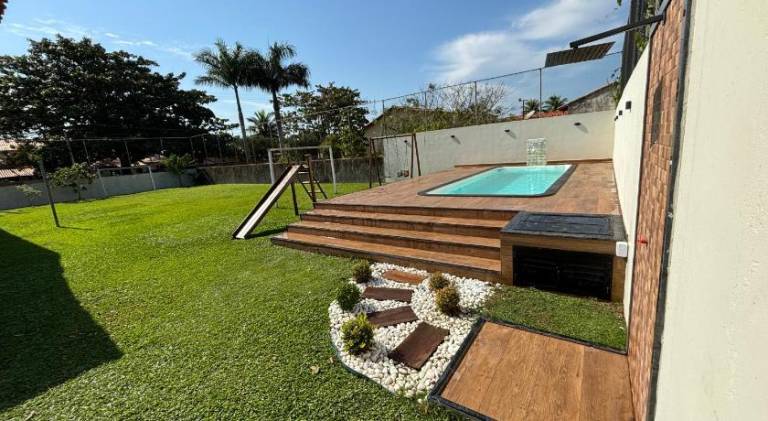 House with pool — photo 4