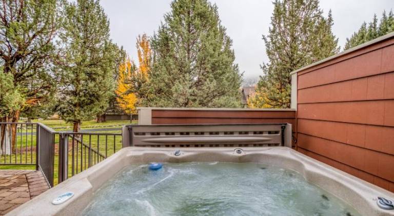 Beautiful vacation home with pool & jacuzzi | Pet-friendly — photo 5