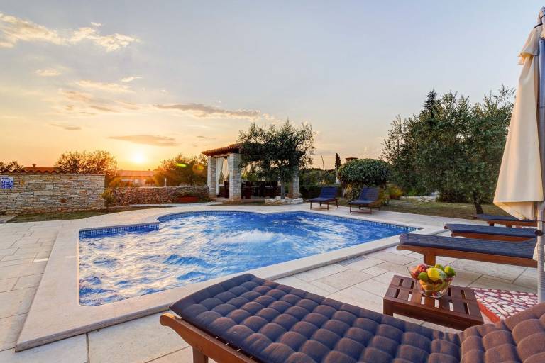 Villa with terrace, fast internet & grill in Pula