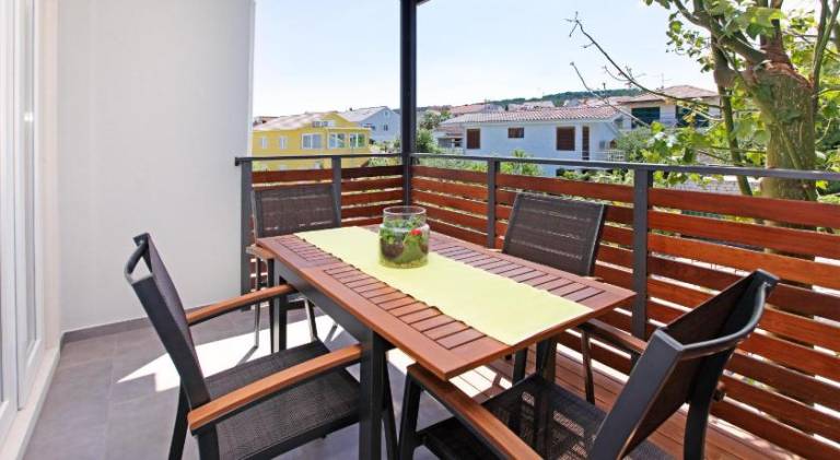 Apartment with terrace, grill & garden in Supetar