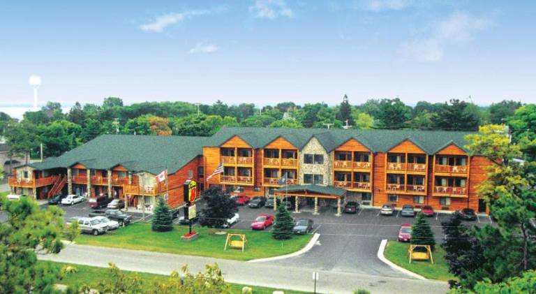 Super 8 By Wyndham Bridgeview Of Mackinaw City — photo 3