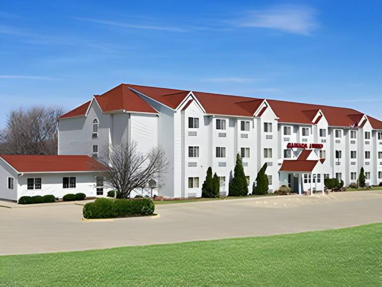 Ramada Limited Bloomington in Bloomington, IL