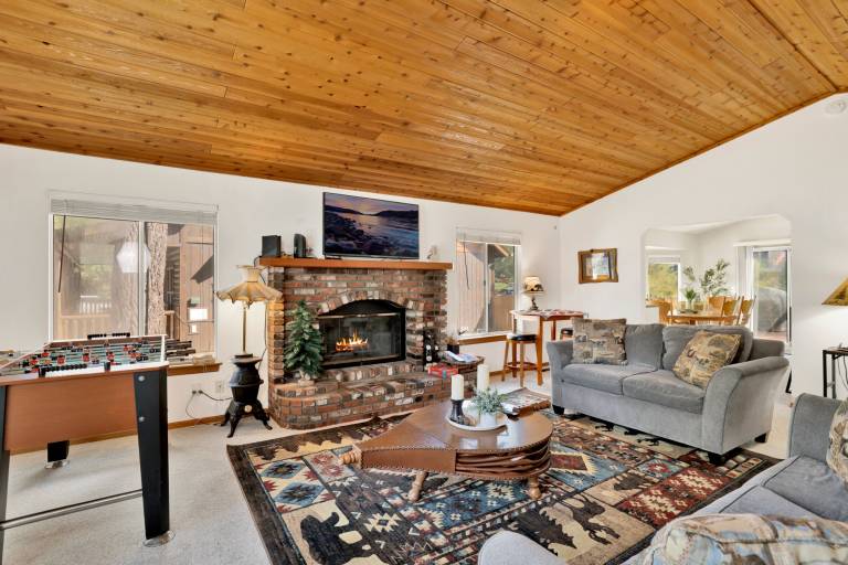 Divine Chateau Big Bear Hot Tub • Deck Views • Basketball Court • Fenced Yard — photo 2