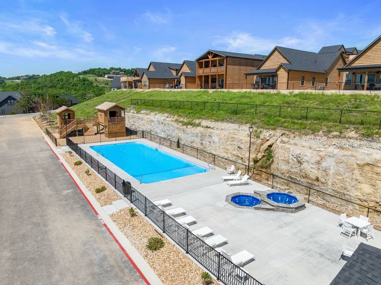 Stunning Lakefront Retreat with Pool Access, Hot tub, Gym & Fire pit — photo 5