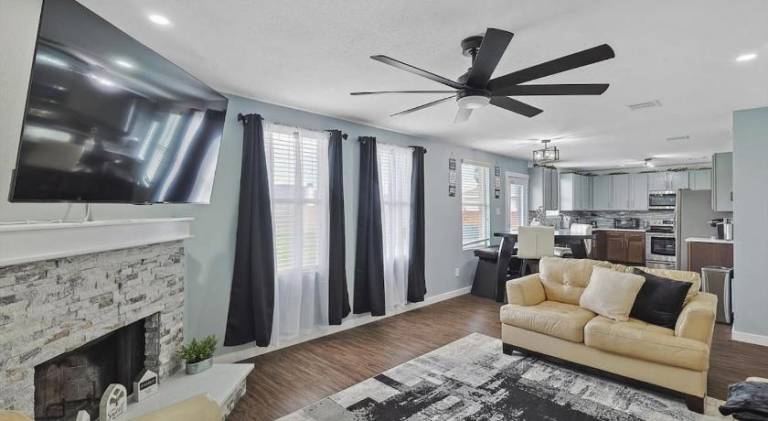 Spacious house | Pets are welcome in Grand Prairie, TX