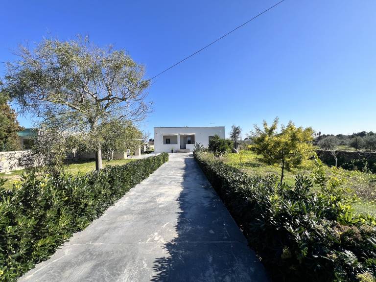 Villa with barbecue, garden & jacuzzi — photo 2