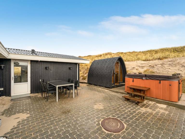 Vacation home with grill, sauna & hot tub — photo 2
