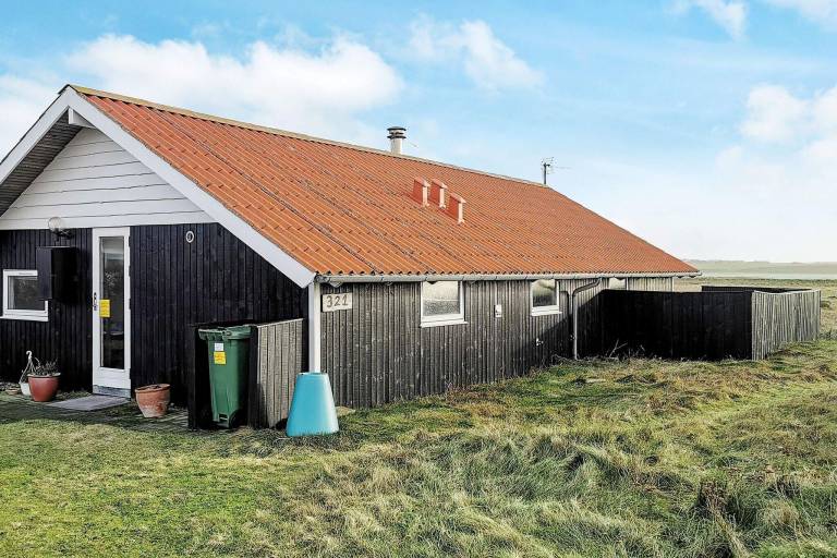 Vacation home with grill, patio & sauna in Harboore