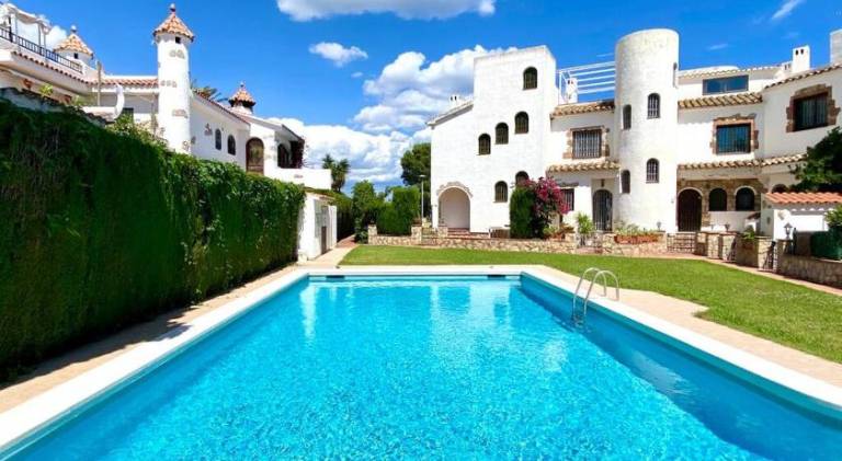House with patio, garden & barbecue — photo 3