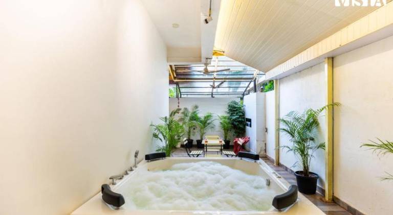 Villa with private pool, garden & patio | Pets allowed — photo 4