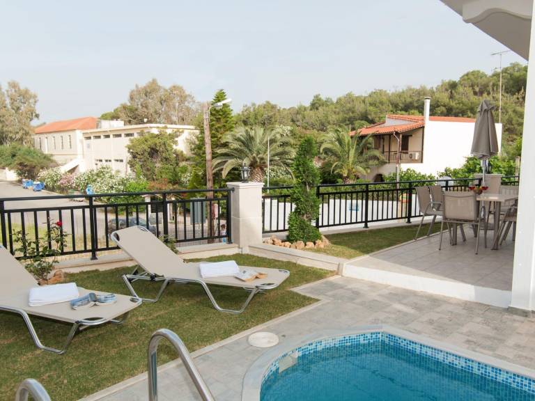 In Panormos mit kleinem Garten Pool