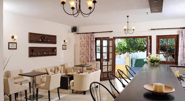 Serviced apartment with patio, pool & garden — photo 4