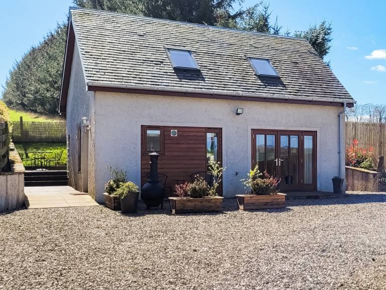 Cottage with hot tub, barbecue & yard in Perth