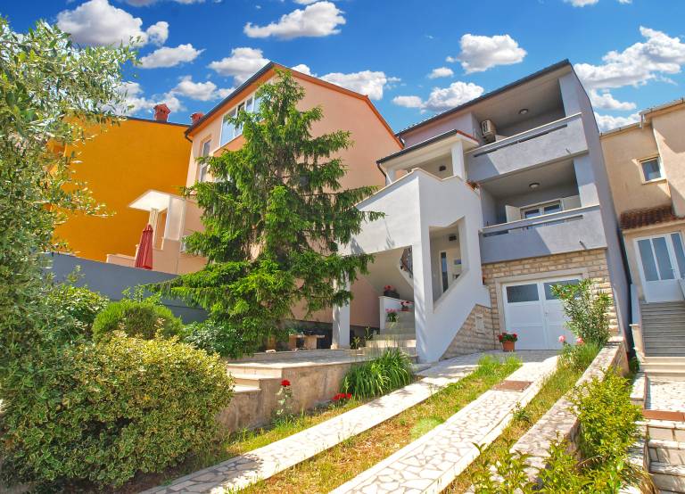 Family-friendly rental apartment with BBQ & patio | Dogs allowed in Pula