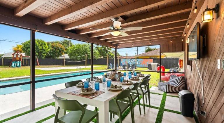 Villa with pool — photo 4