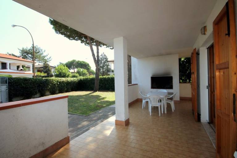Vacation home with garden, barbeque & patio — photo 2