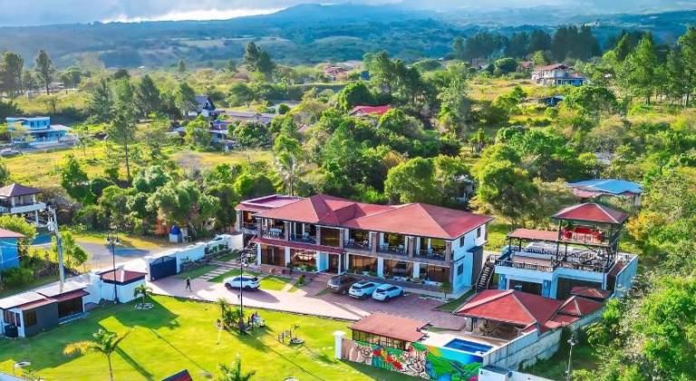 Serviced apartment with yard, jacuzzi & pool in Alto Boquete