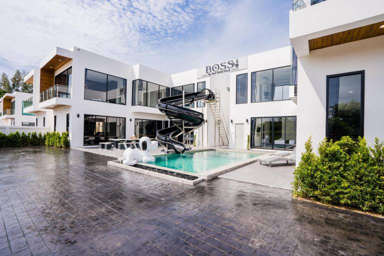 Villa with terrace, private pool & barbeque in Sattahip