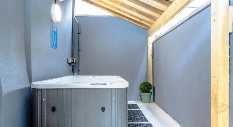 Stylish Stokes Croft Apartment, private hot tub — photo 4