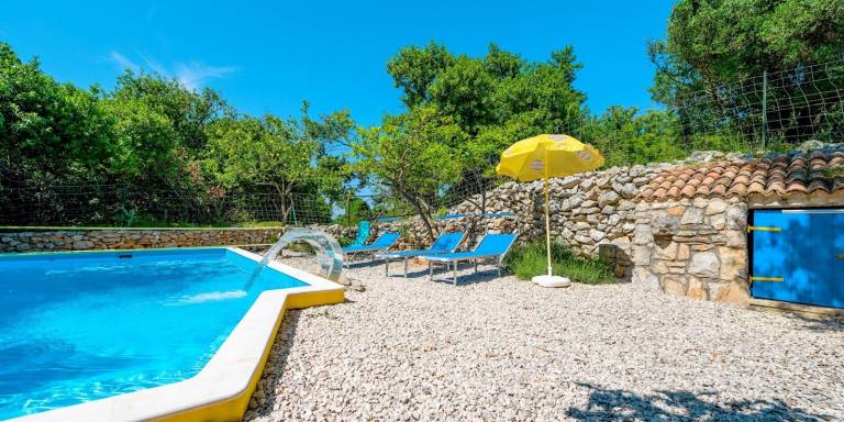 Vacation home with private pool, terrace & BBQ | Water view — photo 4