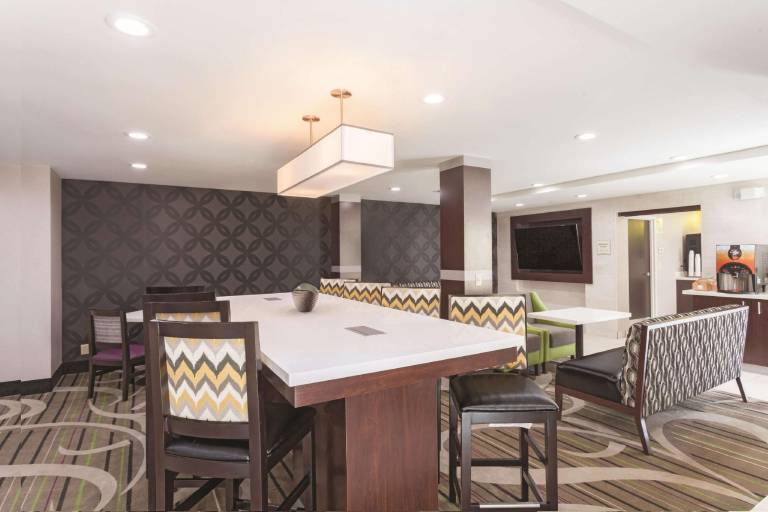 La Quinta Inn & Suites by Wyndham Knoxville North I-75 — photo 3