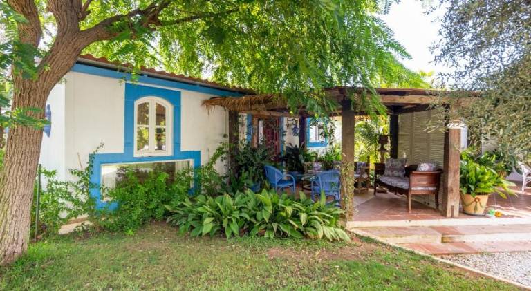Vacation home with terrace & yard — photo 5