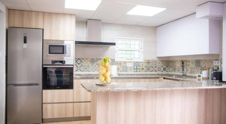Villa with BBQ, private pool & yard | Suitable for remote work | Pets allowed — photo 4