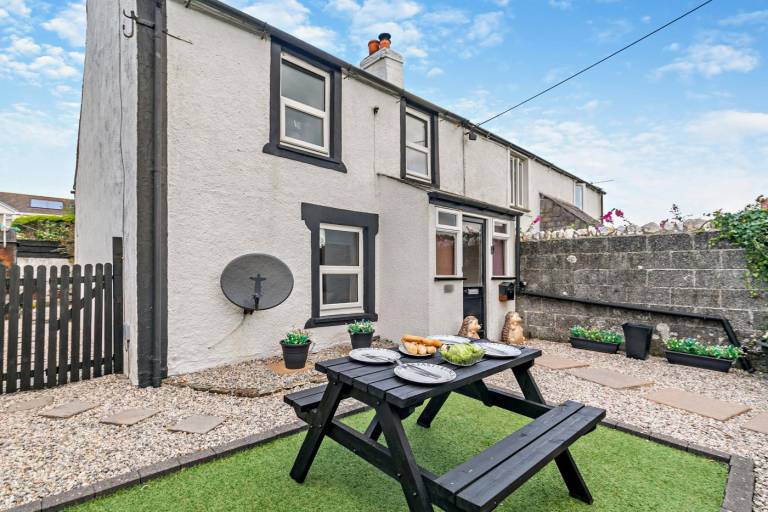 Fully equipped pleasant cottage with patio, barbeque & yard | Pets are welcome in Tintagel