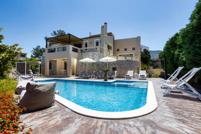 Villa with patio, barbecue & garden | Garden view — photo 2