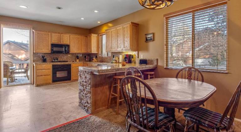 Vacation home with hot tub | Pets allowed — photo 3