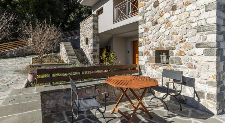 Vacation home with patio, yard & barbeque — photo 5