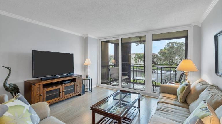 Condo with pool — photo 5