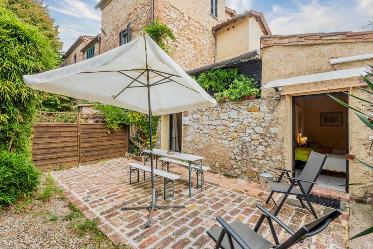 Apartment 'Glicine - Antiche Dimore' with Shared Pool, Wi-Fi, and Air Conditioning in Murlo