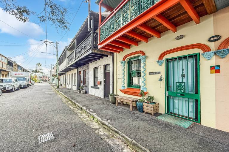 Charming Townhouse Steps from Newcastle Beach