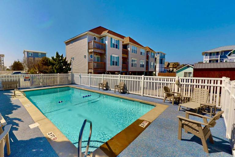 Condo with pool & barbeque | Water view — photo 3
