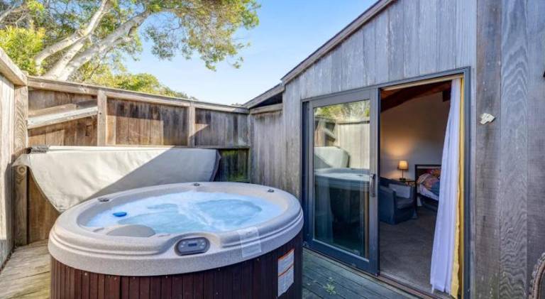 Vacation home with pool & jacuzzi | Beach nearby | Dogs allowed — photo 5
