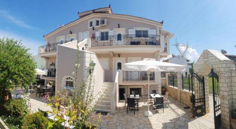 Serviced apartment with pool, yard & terrace | Suitable for remote work in Corfu