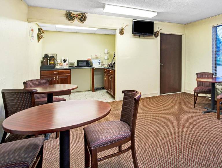 Super 8 By Wyndham Clarksville East — photo 4