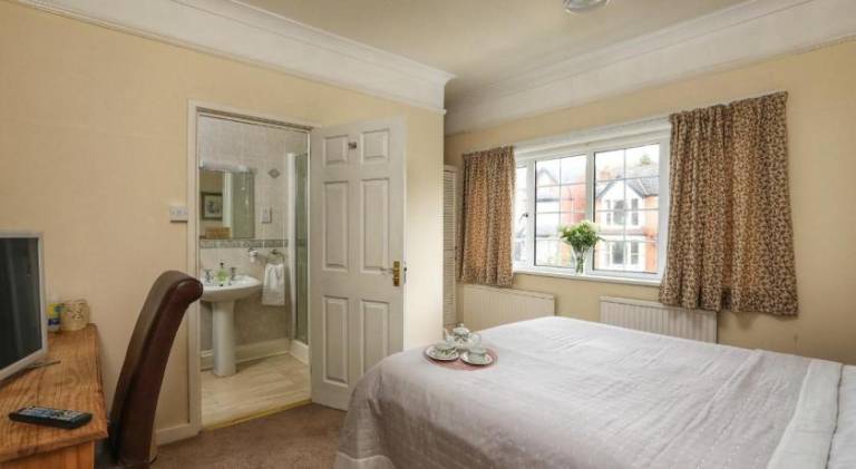 Lodge with terrace & yard in Birmingham