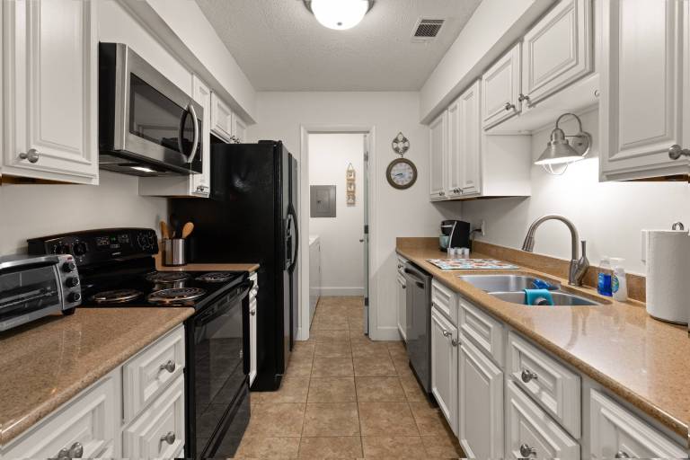 Children-friendly wonderful condo with pool | City view | Dogs allowed — photo 4