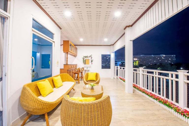House with barbecue, pool & hot tub | Good for workation | Pets allowed — photo 3
