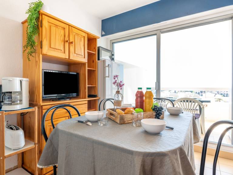 Wonderful rental apartment with patio | Mountain view | Close to the beach | Pets allowed — photo 3