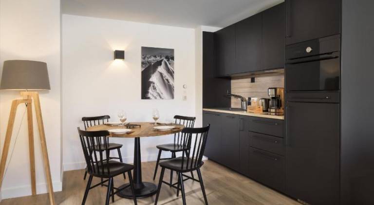 Lovely serviced apartment with yard & patio | Pets allowed — photo 3