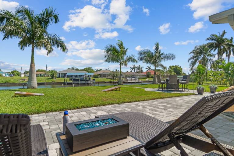 House with grill | Water view — photo 5