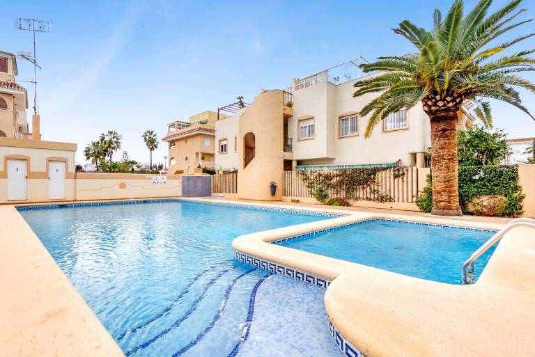 Rental apartment with terrace, pool & yard in Denia
